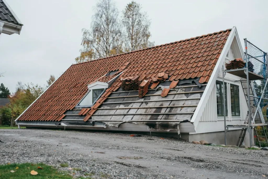 takunderlag och underlagspapp s vet du n r det r dags att tg rda innan fukten sprider sig